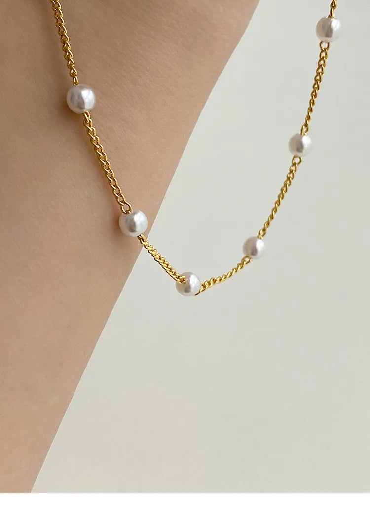 Yvaine – Perlenhalskette mit goldener Oberfläche