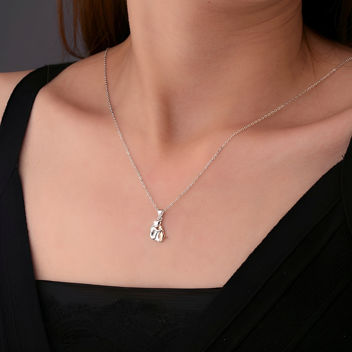 Neko – Halsband mit Anhänger von Hund und Besitzer in Umarmung