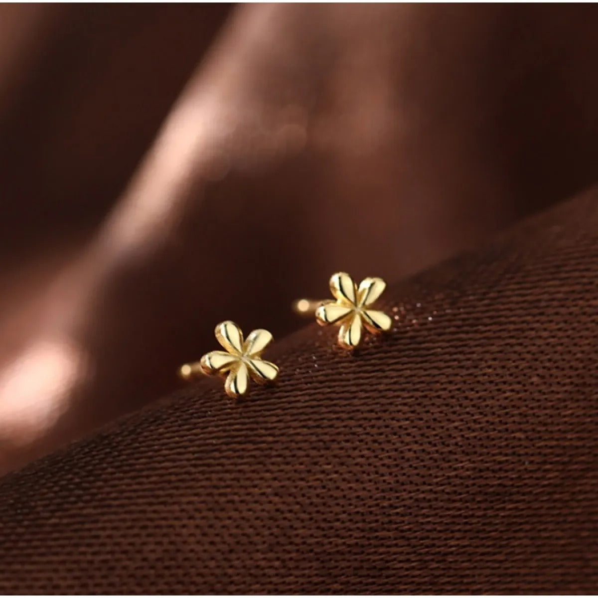 Lily – Kleine goldene Ohrringe