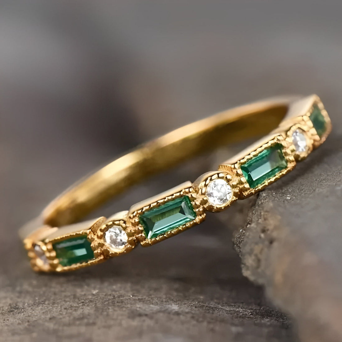 Sana – Vintage-goldener Ring mit eingearbeitetem grünem Zirkonia
