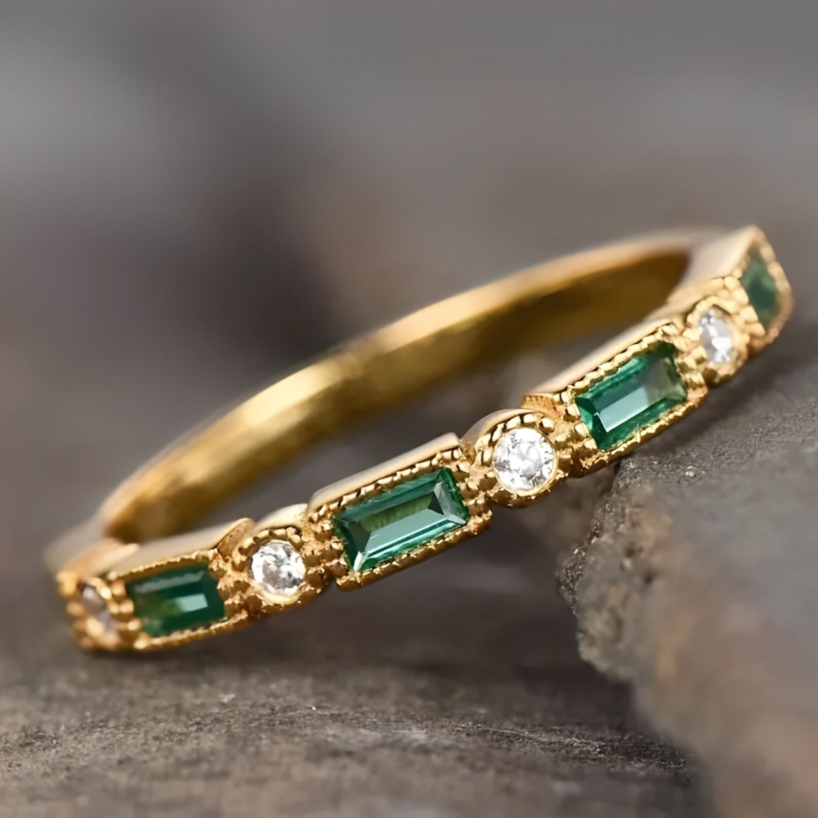 Sana – Vintage-goldener Ring mit eingearbeitetem grünem Zirkonia