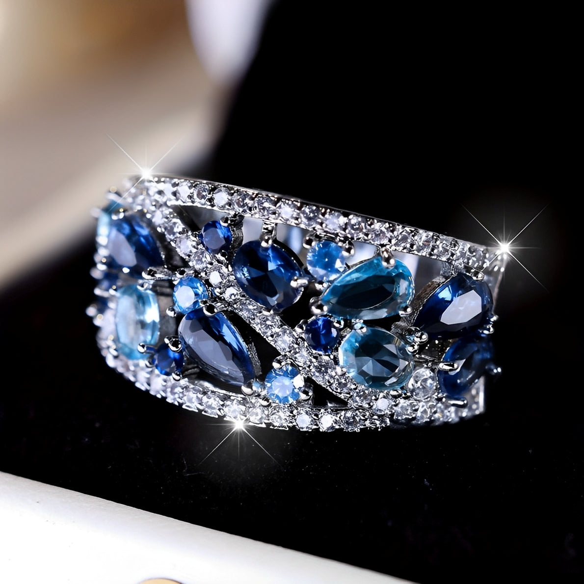 Julie – Vintage-Ring mit blauer Zirkonia und goldenen Details