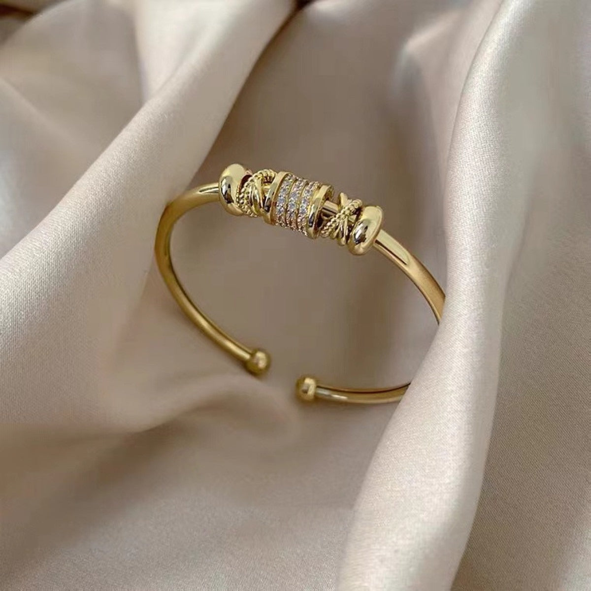 Amalia – Verstellbares Armband mit goldenen Charms