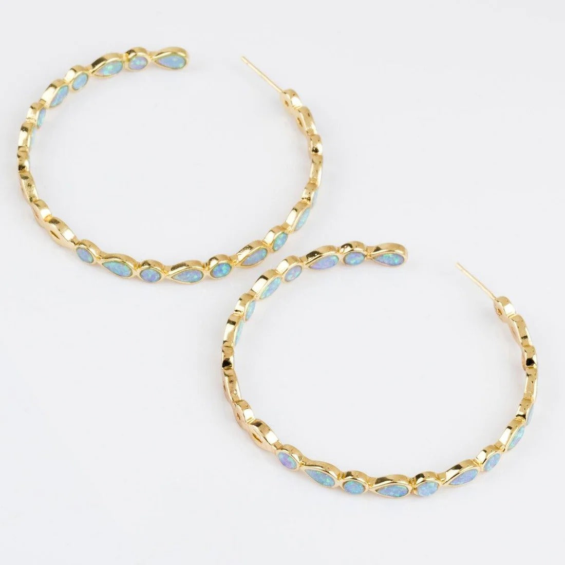 Raya – Vintage-goldene Creolen mit blauem Opal