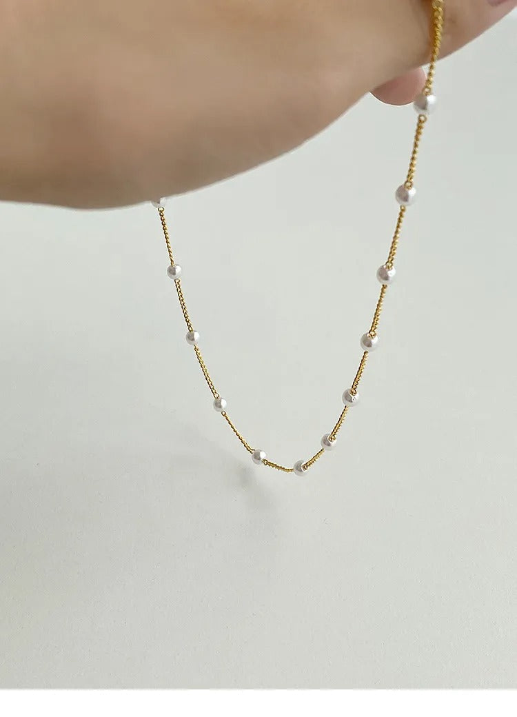 Yvaine – Perlenhalskette mit goldener Oberfläche