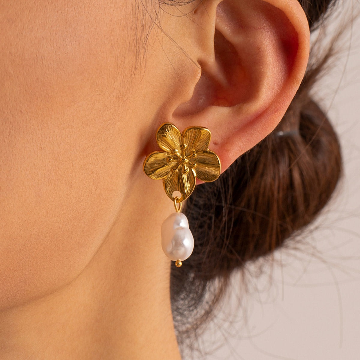 Ember – Florale Ohrringe mit goldenen Perlen