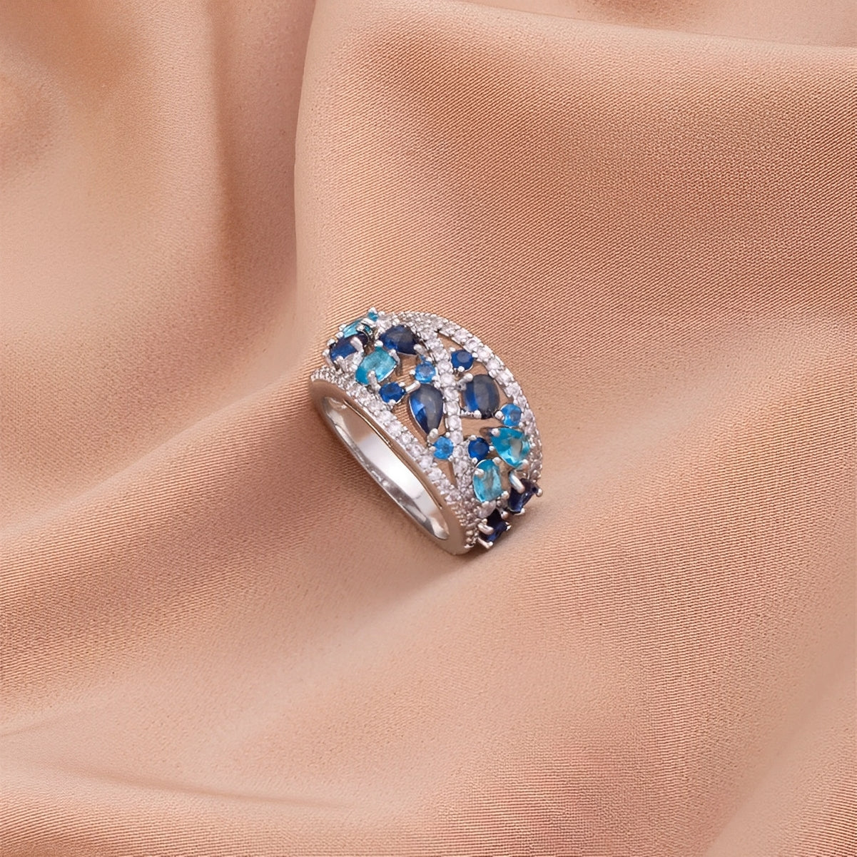 Julie – Vintage-Ring mit blauer Zirkonia und goldenen Details