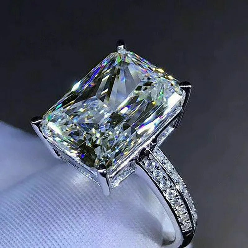 Jade – Ring mit großem Zirkonia