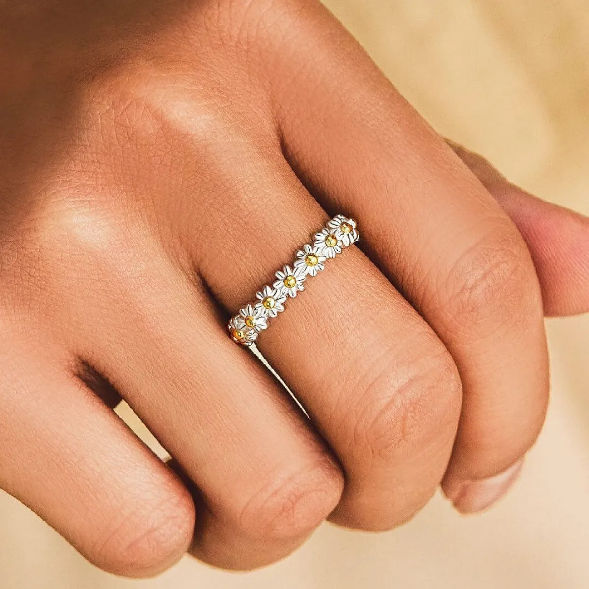 Dahliana – Margeritenring aus verstellbarem Silber und handbemaltem Emaille