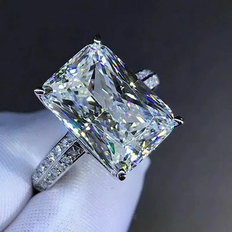 Jade – Ring mit großem Zirkonia