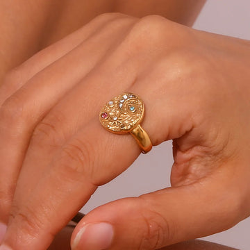 Solenya – Kristallring in Gold mit Sonnen-Mond-Motiv