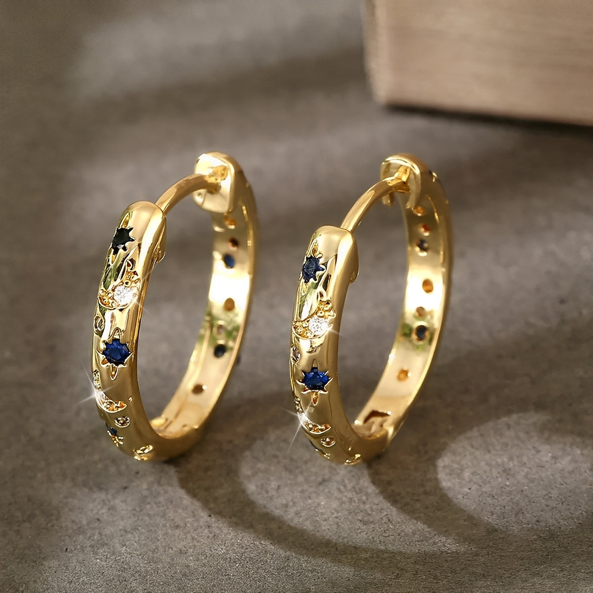 Maelis – Vintage-goldene Ohrringe mit blauer Zirkonia