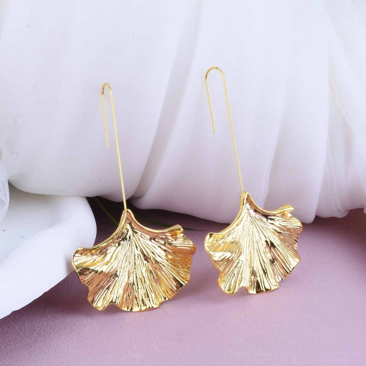 Bliss – Vintage-Ohrringe aus goldenen Blütenblättern