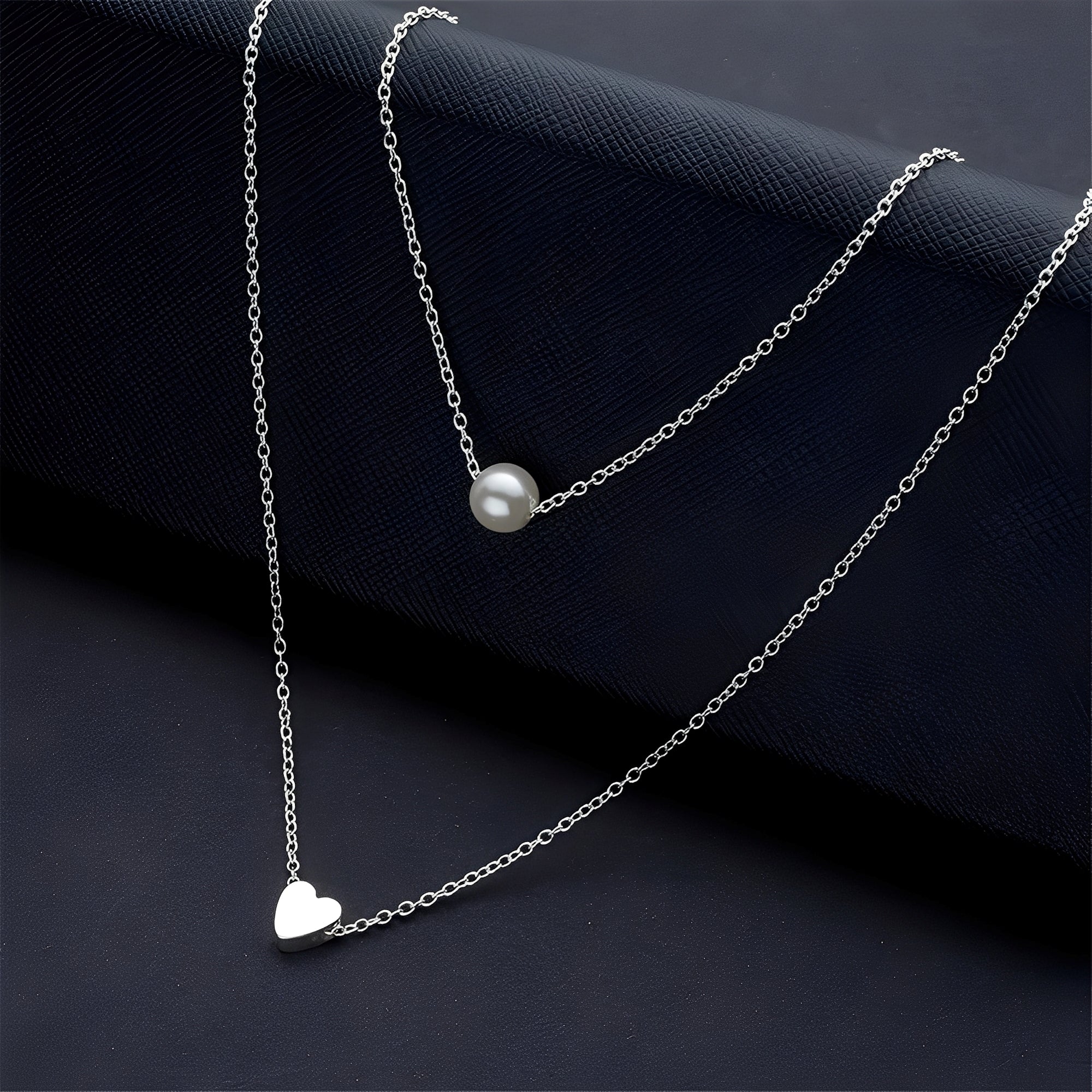 Julia – Elegante Halskette aus Perlen und Herzen