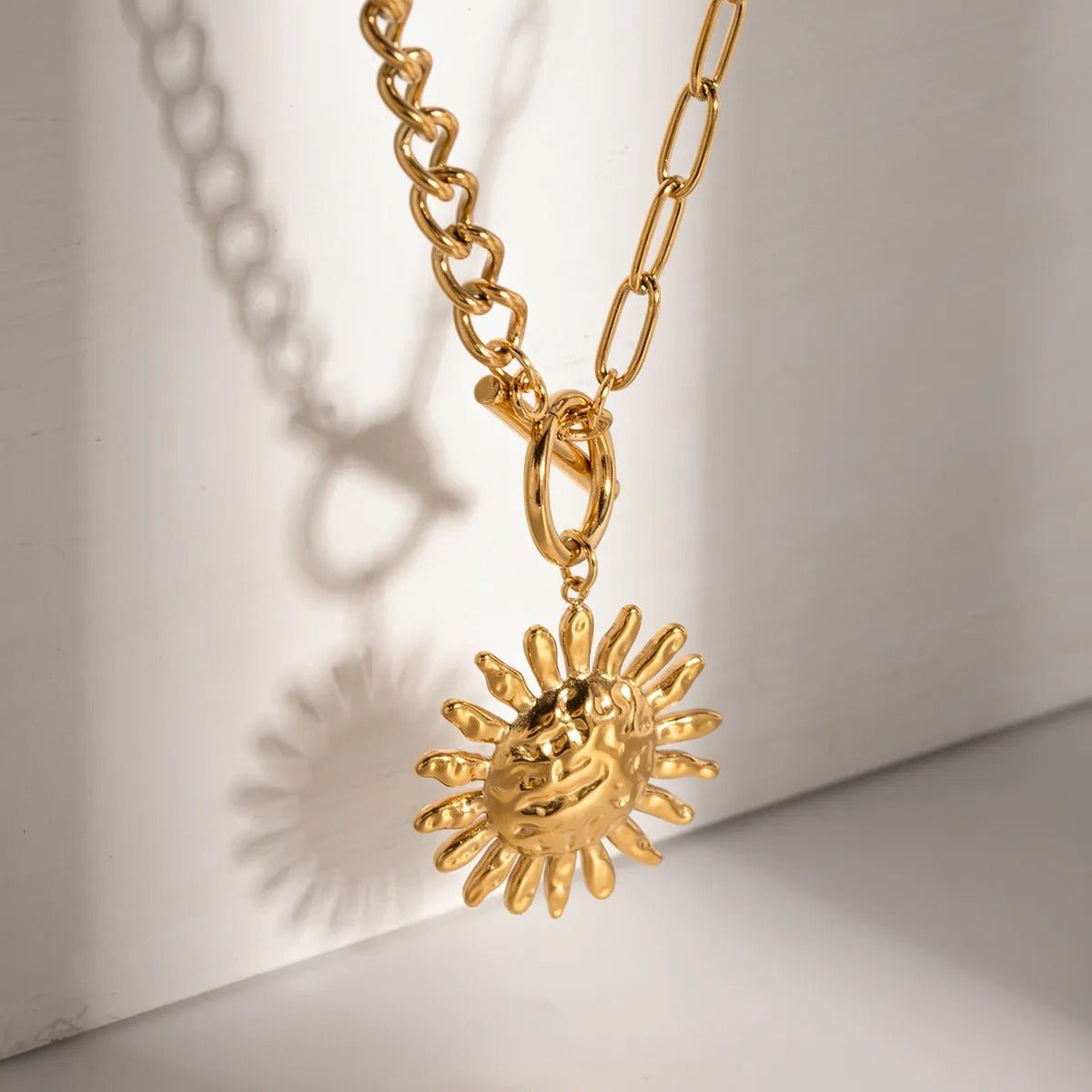 Milly – Statement-Halskette mit goldener Sonnenblume