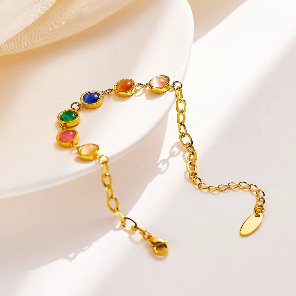 Maisie – Goldene Armband mit farbigem Stein