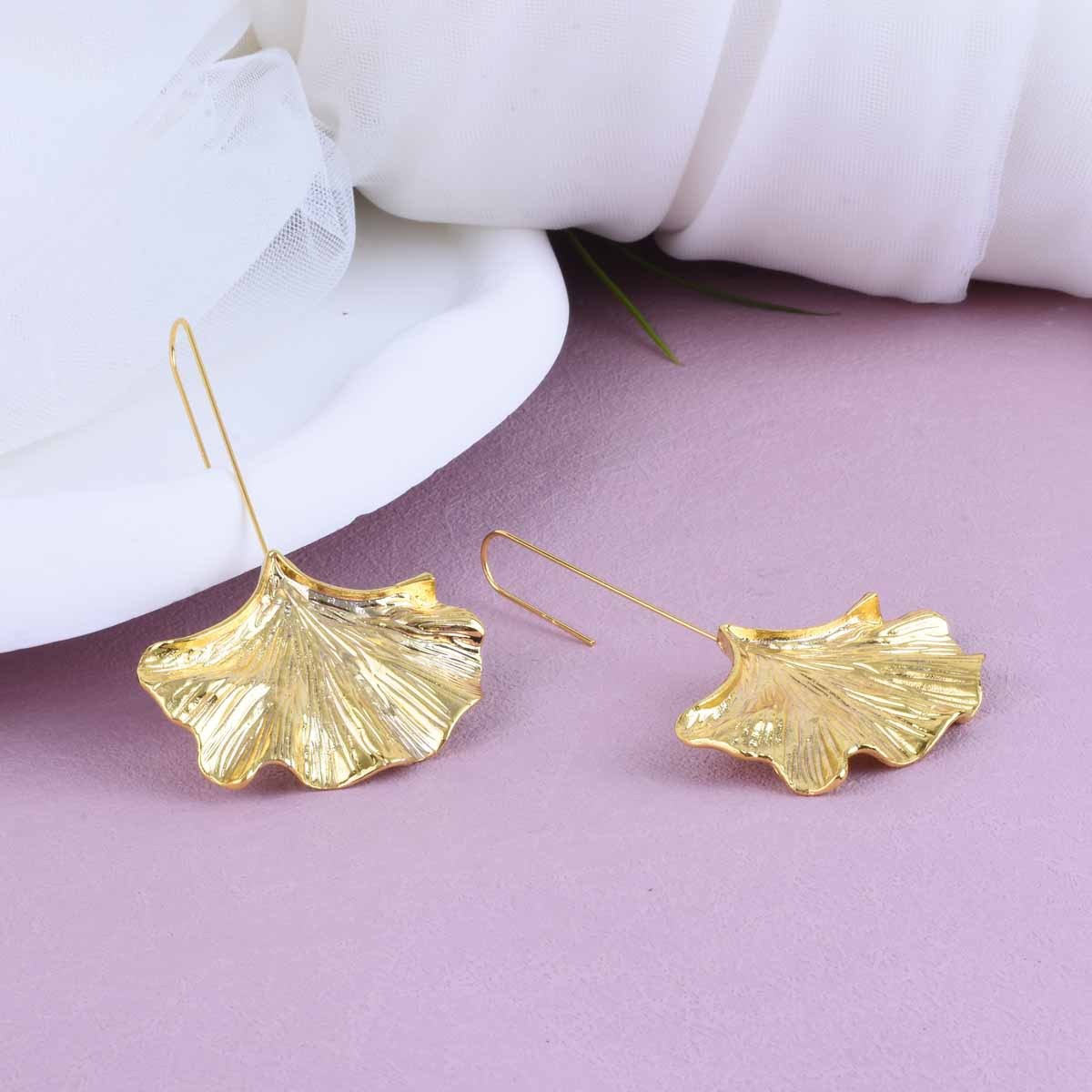 Bliss – Vintage-Ohrringe aus goldenen Blütenblättern