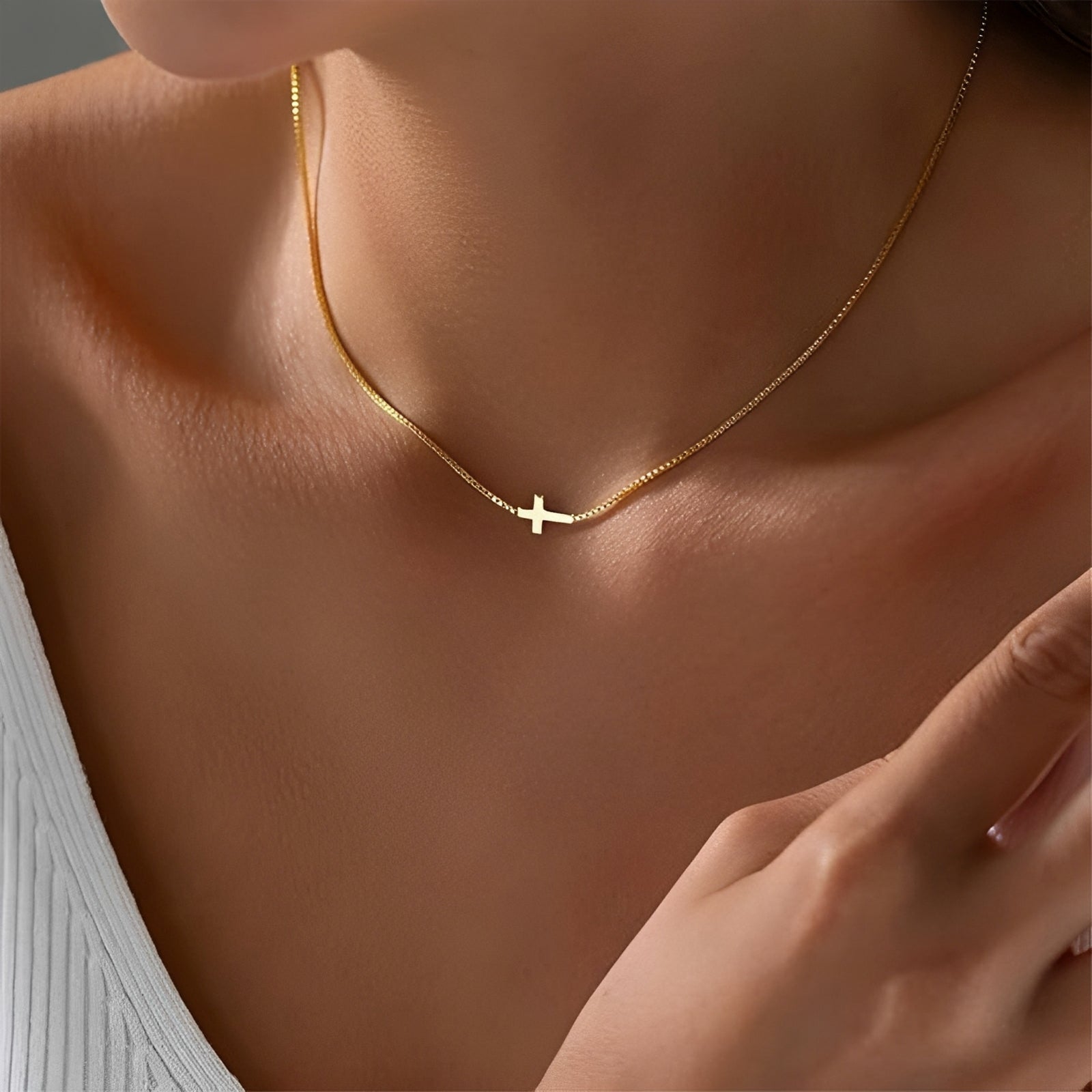 Aurora – Halsband mit kleinem Kreuzanhänger