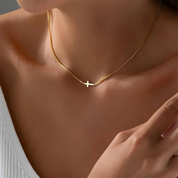 Aurora – Halsband mit kleinem Kreuzanhänger