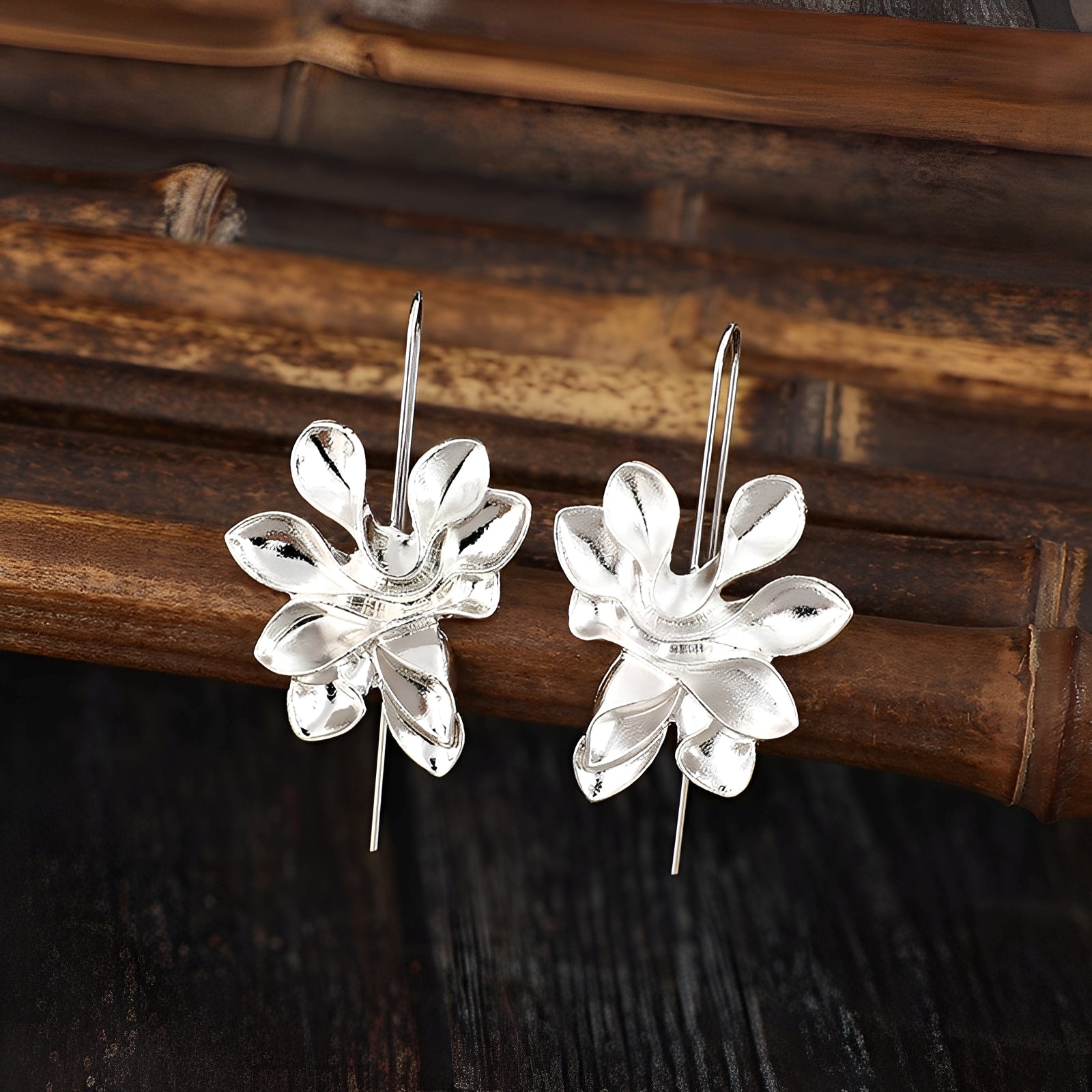 Chary – Vintage Ohrringe mit silbernen Blumen