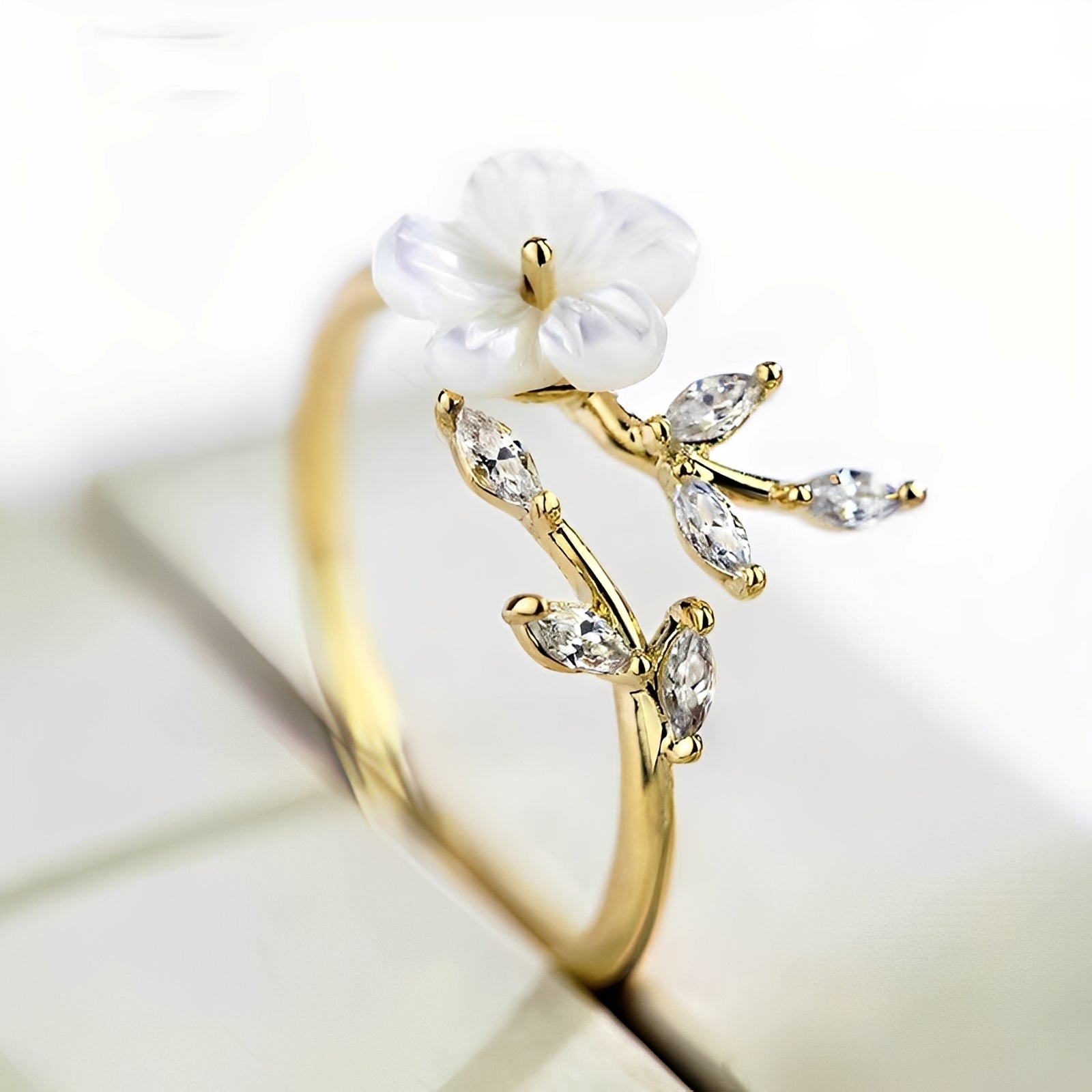 Mayla – Blumenring mit weißen Blumen und Zirkonias