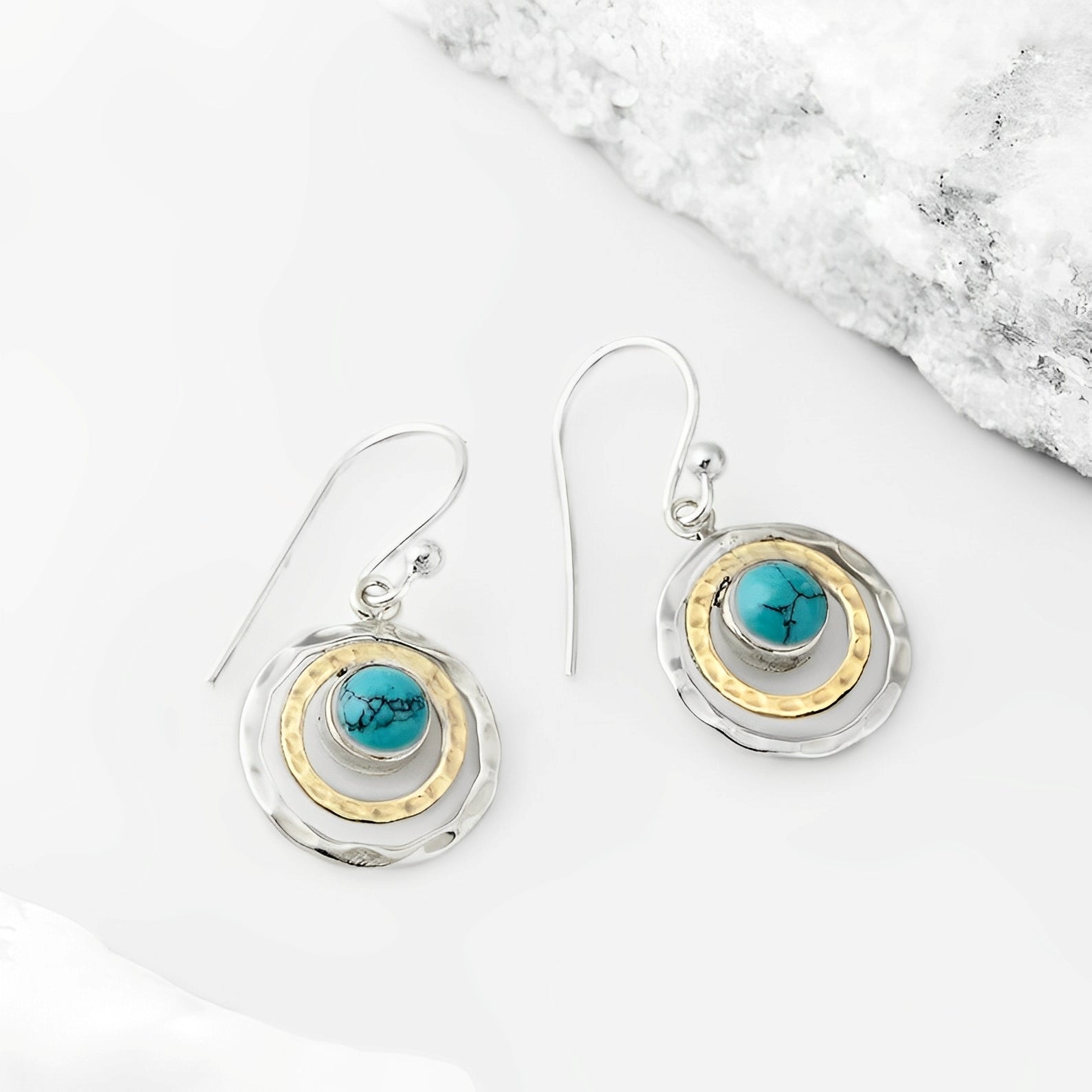 Nayah – Boho Saturn Ohrringe mit Türkisstein, in Silber und Gold verarbeitet