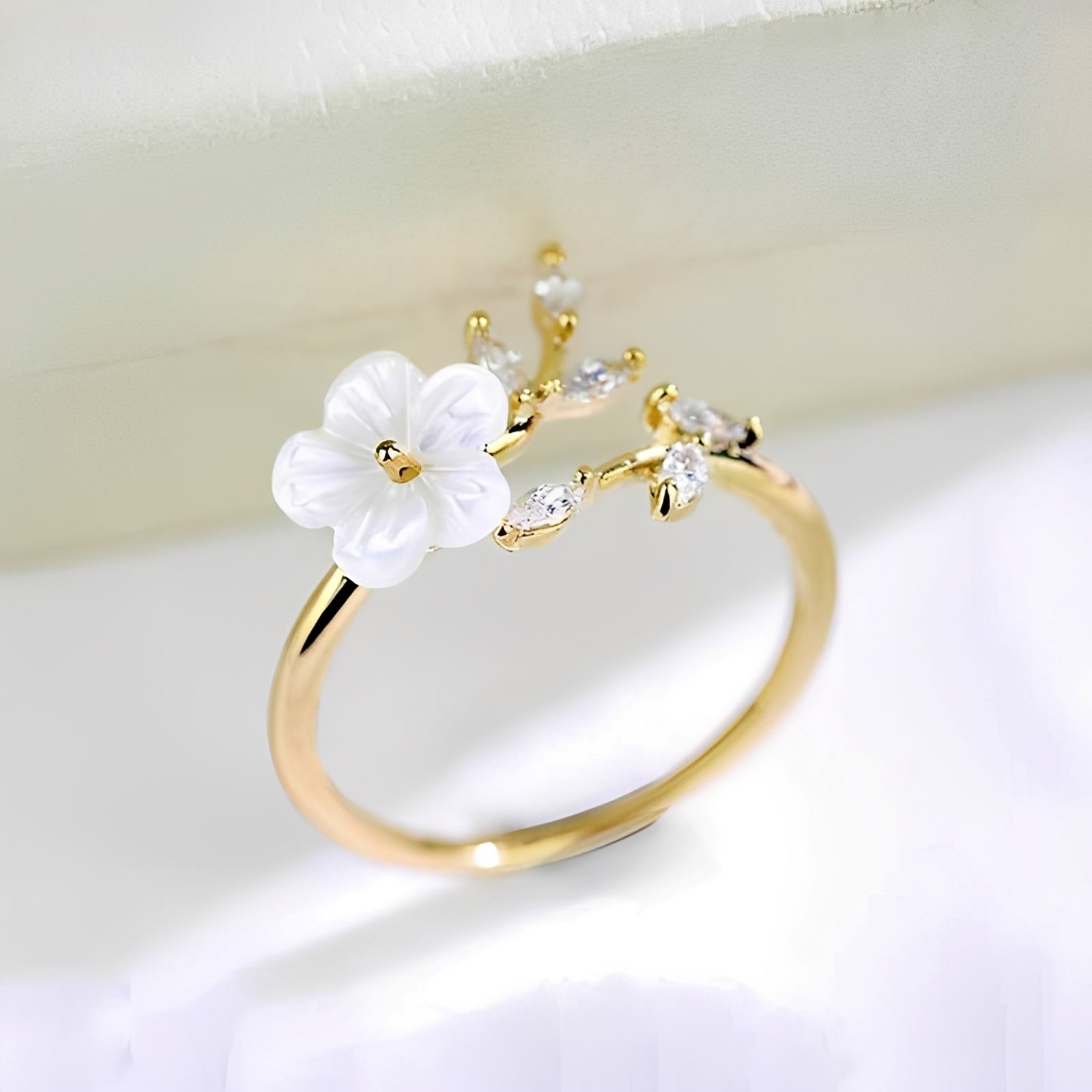 Mayla – Blumenring mit weißen Blumen und Zirkonias