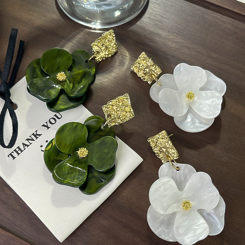 Kai – Hängende Blumenohrringe in Gold