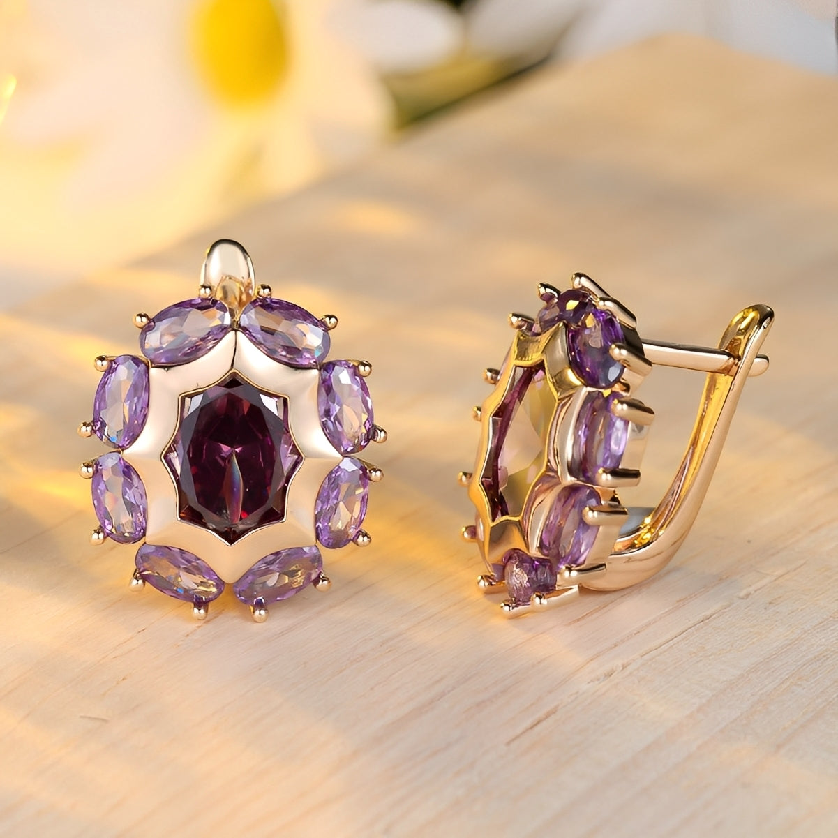 Saphira – Goldene Ohrringe & violette Zirkonia