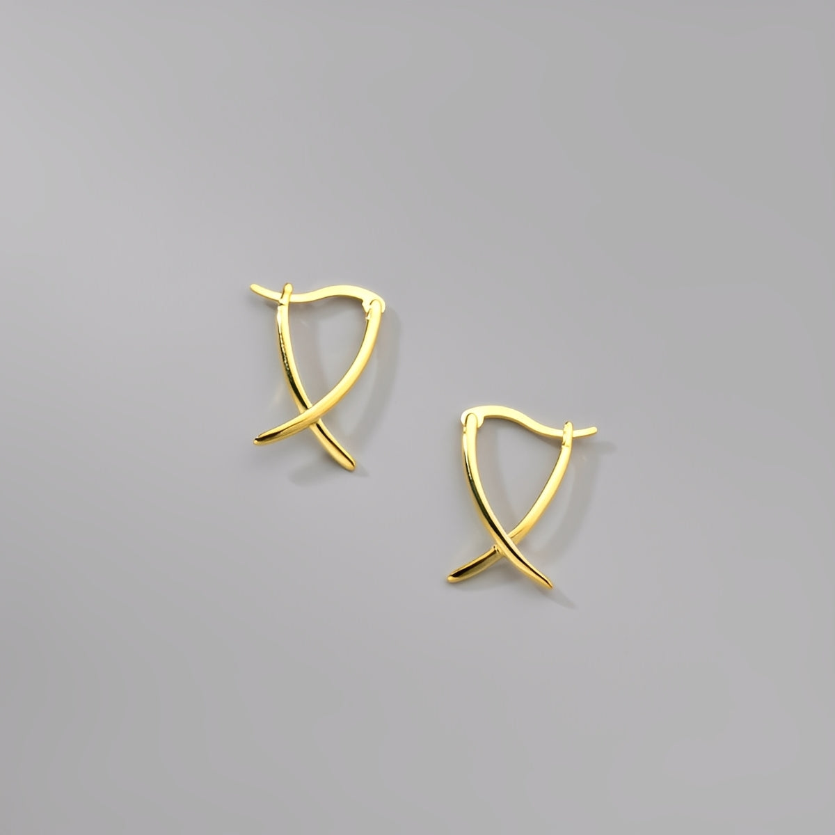 Vanny – Elegante goldene Kreuzohrringe