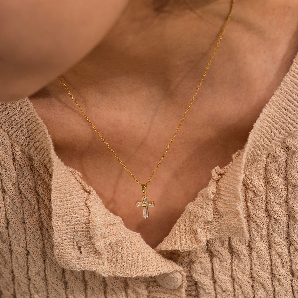 Mae – Goldene Halskette mit Zirkonia-Kreuz
