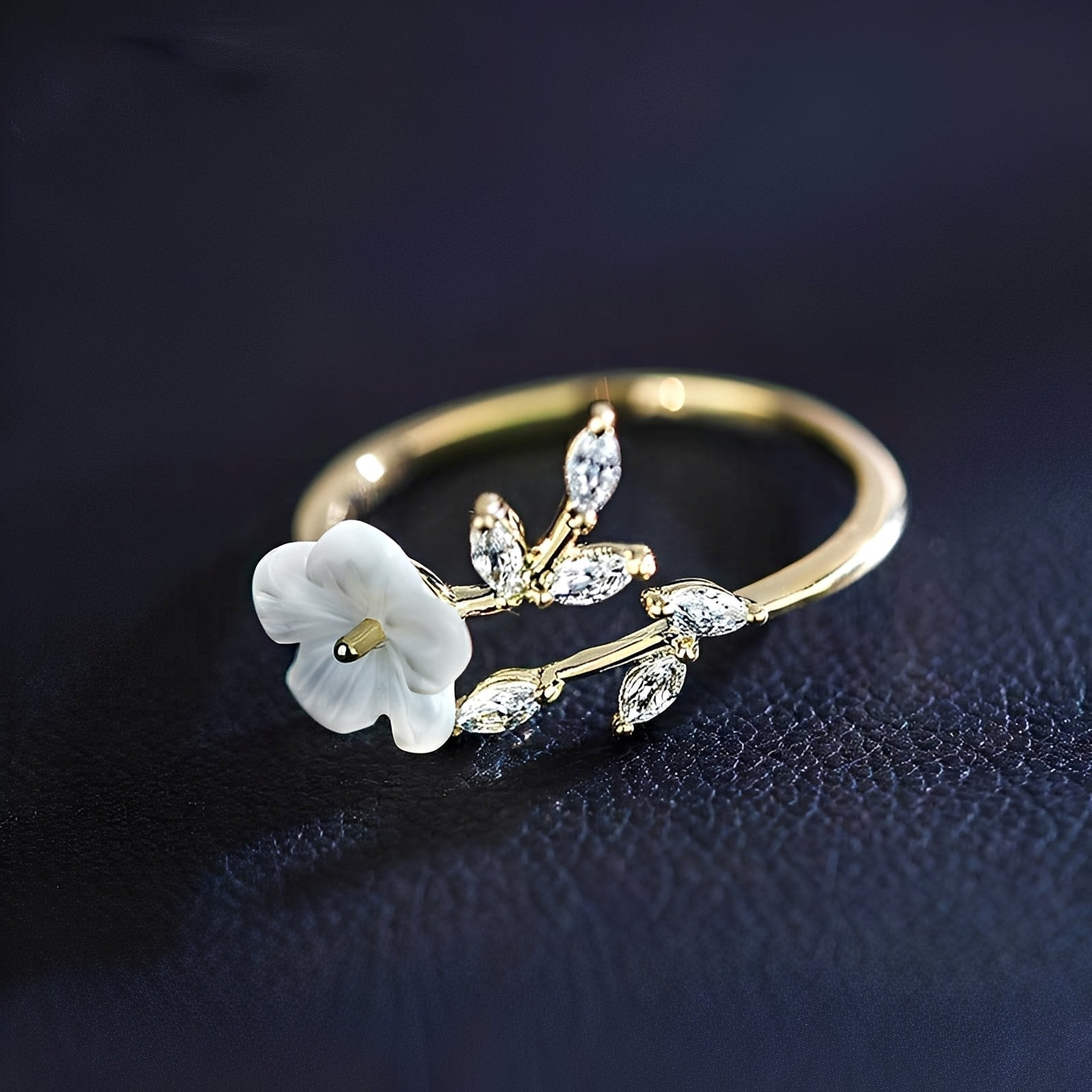 Mayla – Blumenring mit weißen Blumen und Zirkonias