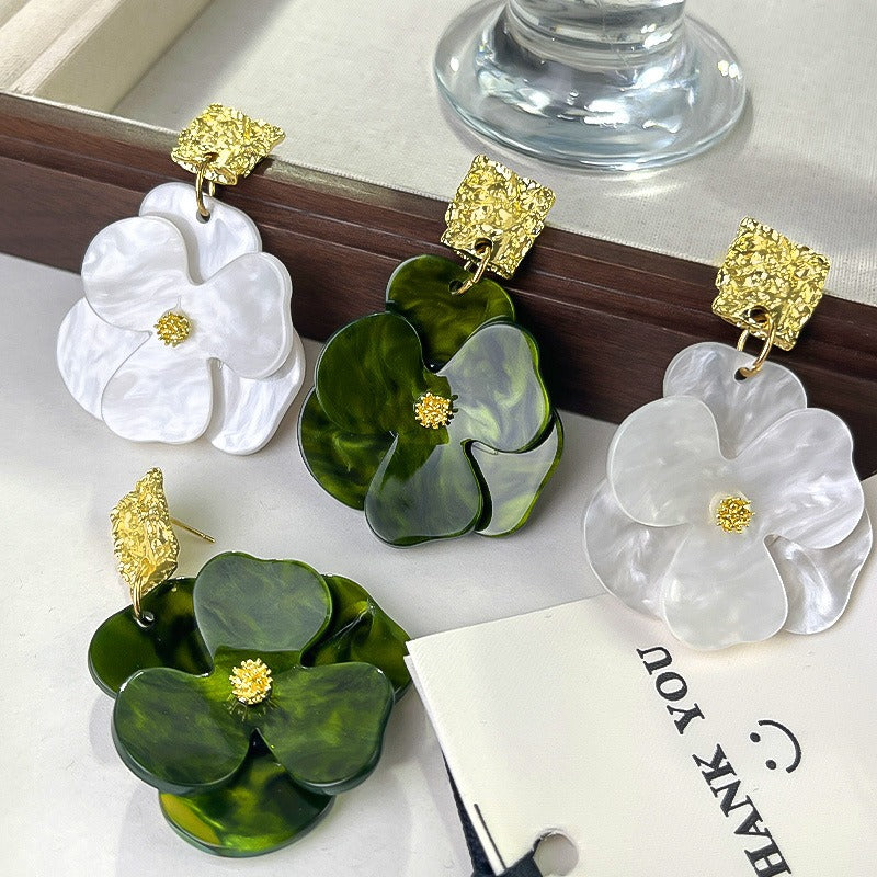 Kai – Hängende Blumenohrringe in Gold