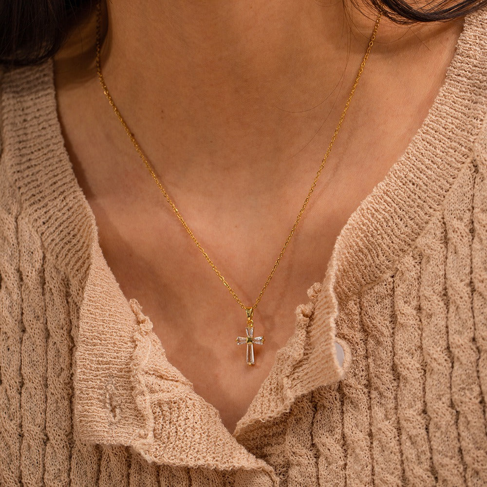 Mae – Goldene Halskette mit Zirkonia-Kreuz