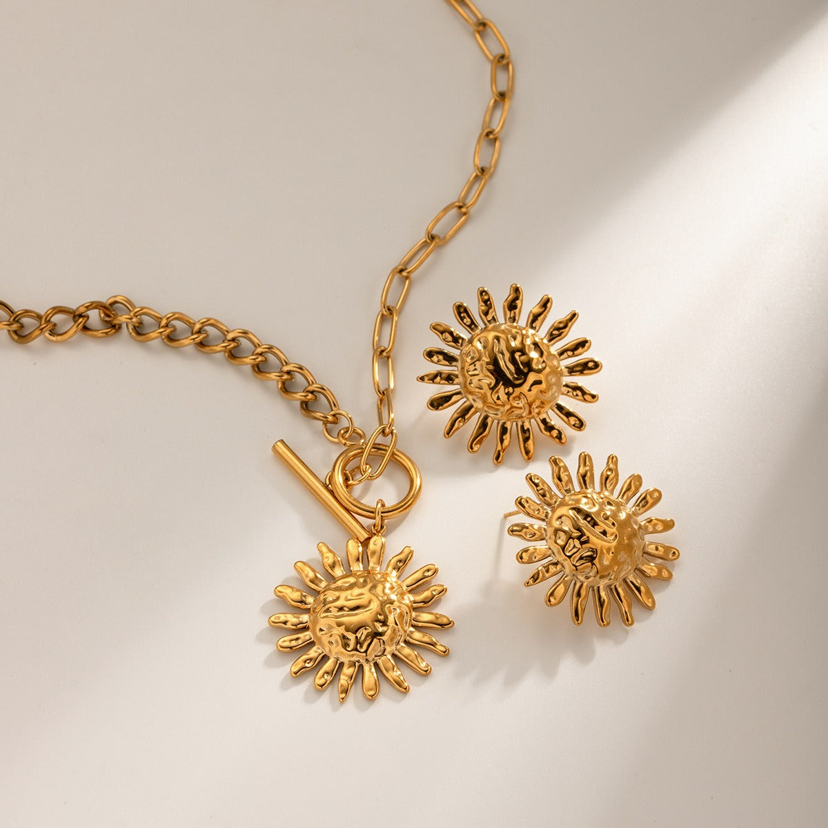 Milly – Statement-Halskette mit goldener Sonnenblume
