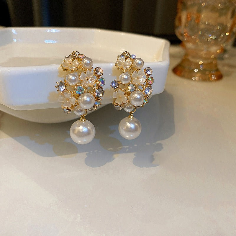 Kaori – Elegante Blumenohrringe mit Perle