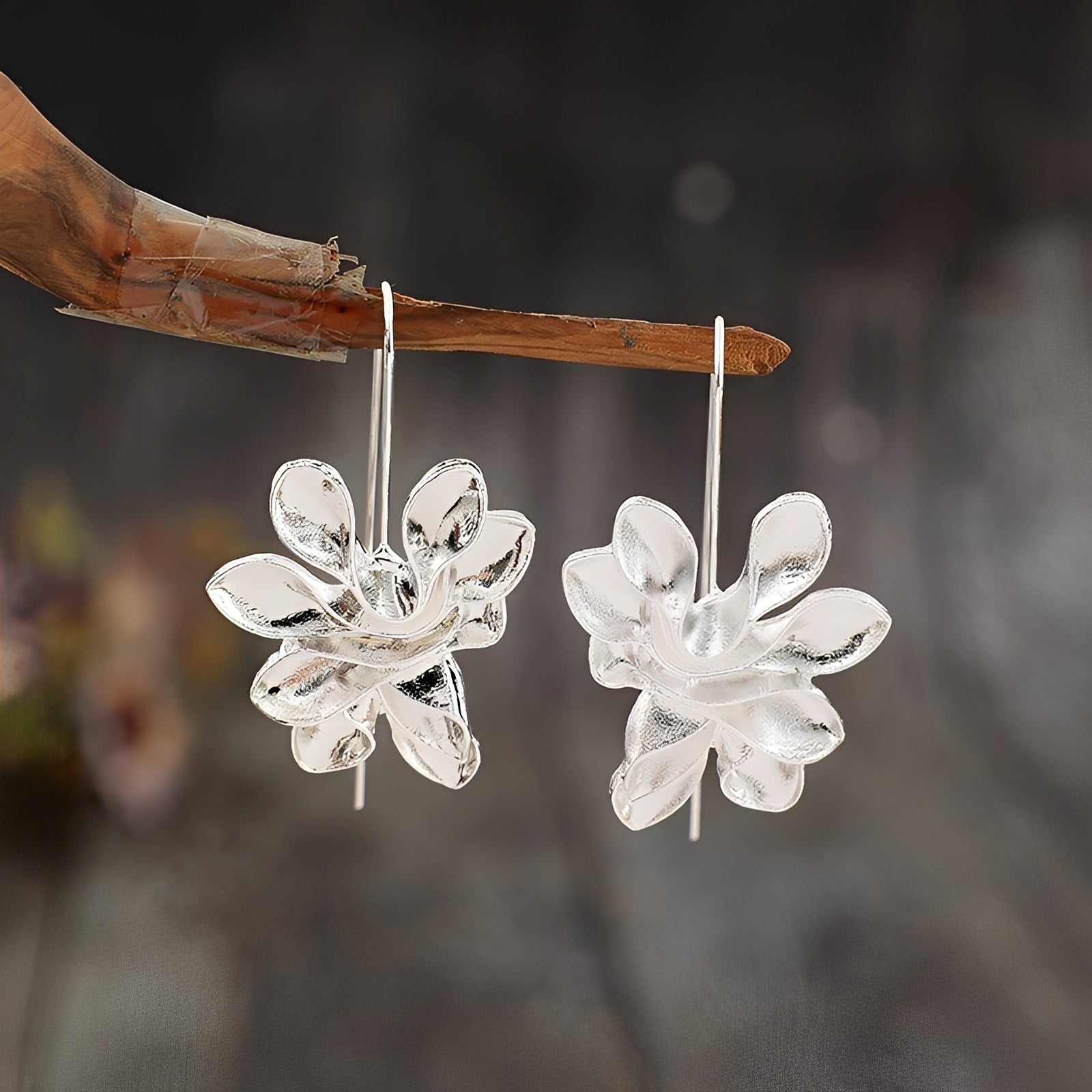Chary – Vintage Ohrringe mit silbernen Blumen