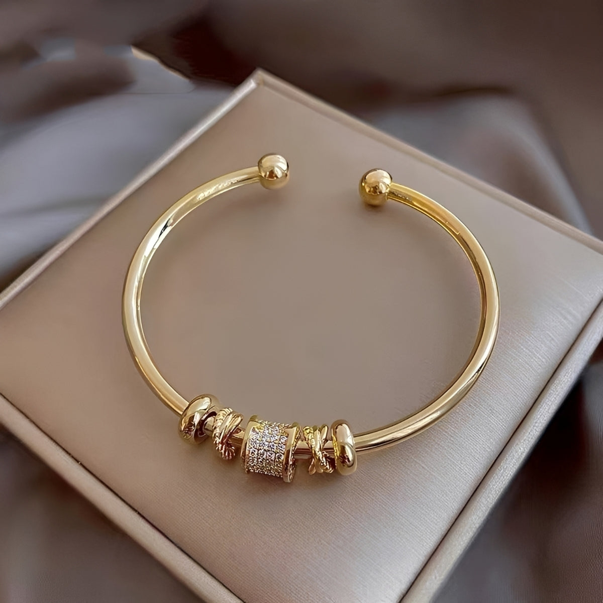 Amalia – Verstellbares Armband mit goldenen Charms