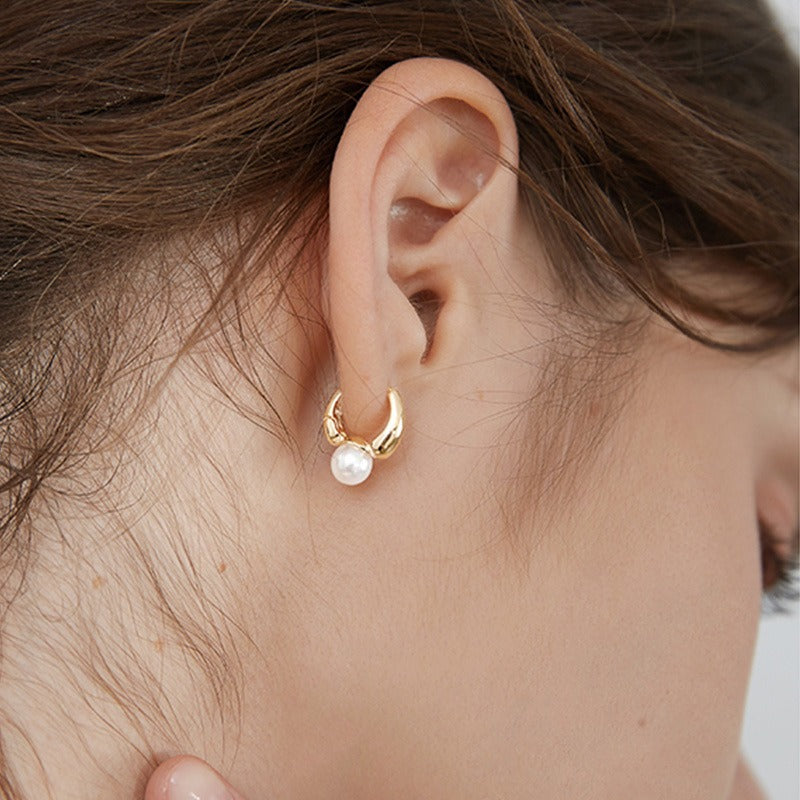 Maelle – Goldene Ohrringe mit einer einzigen Perle