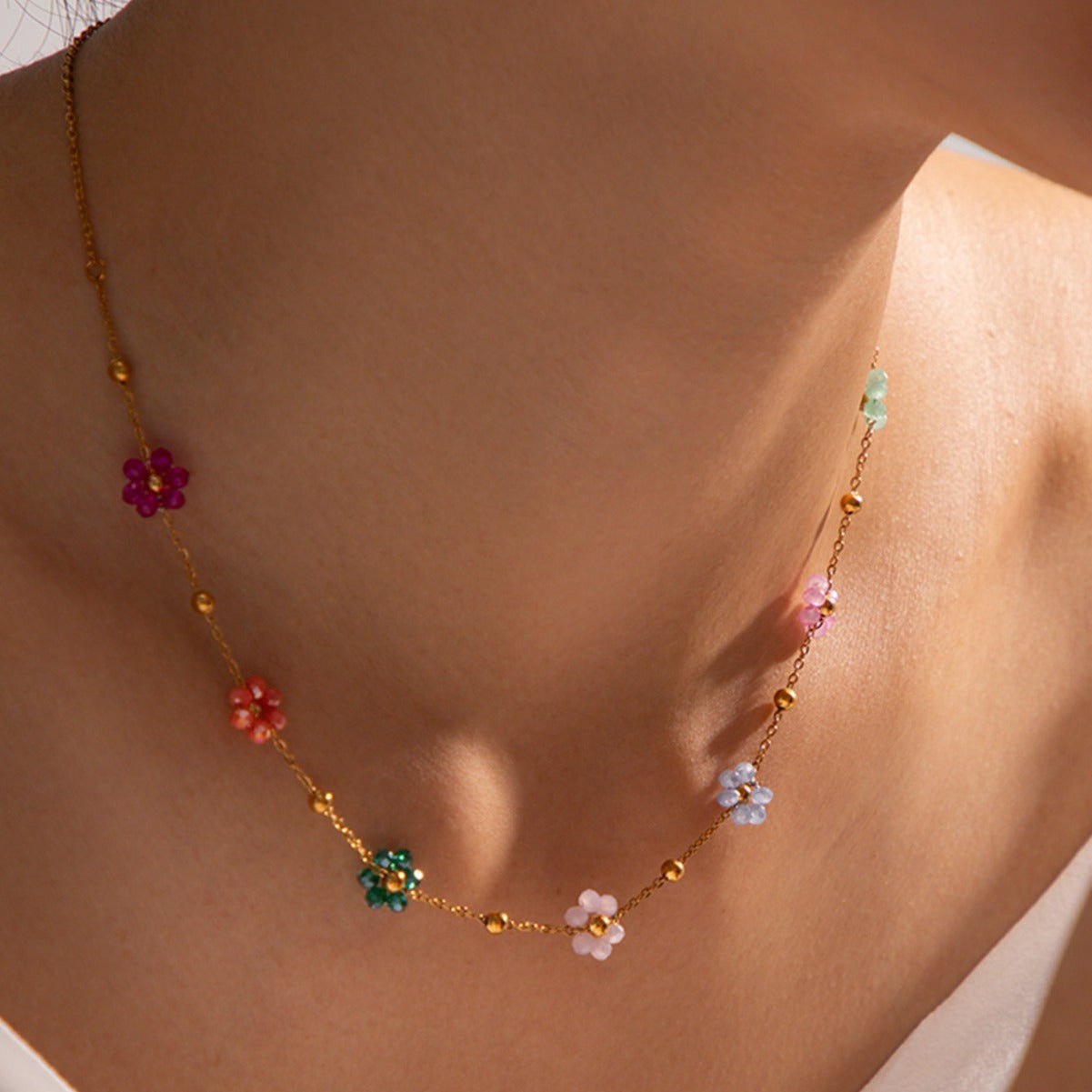 Karylle – Goldene Halskette mit kleinen bunten Blumen