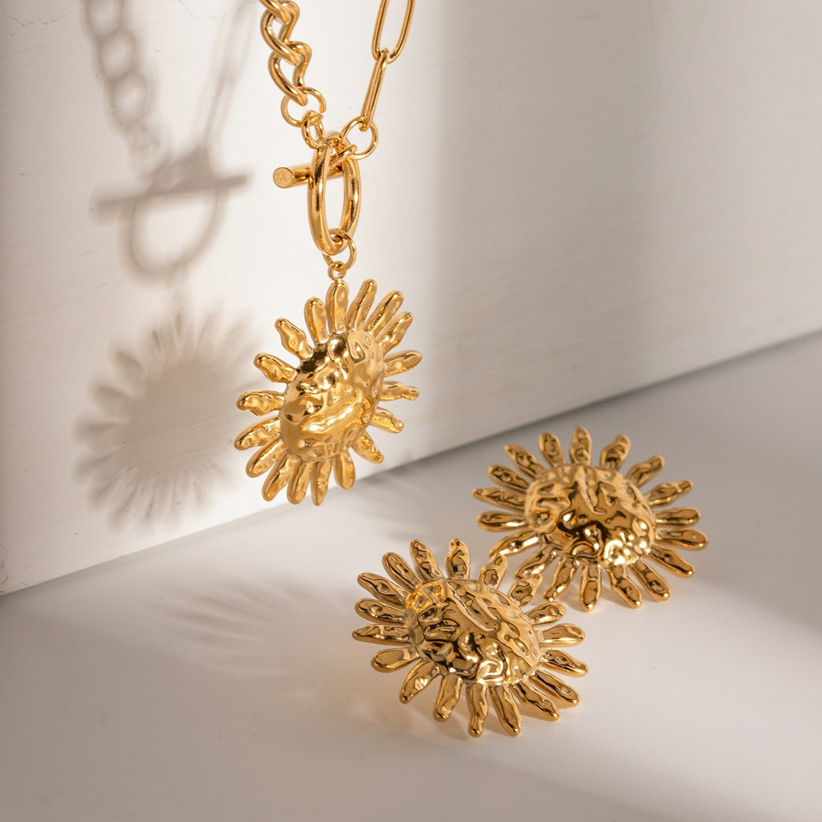 Milly – Statement-Halskette mit goldener Sonnenblume