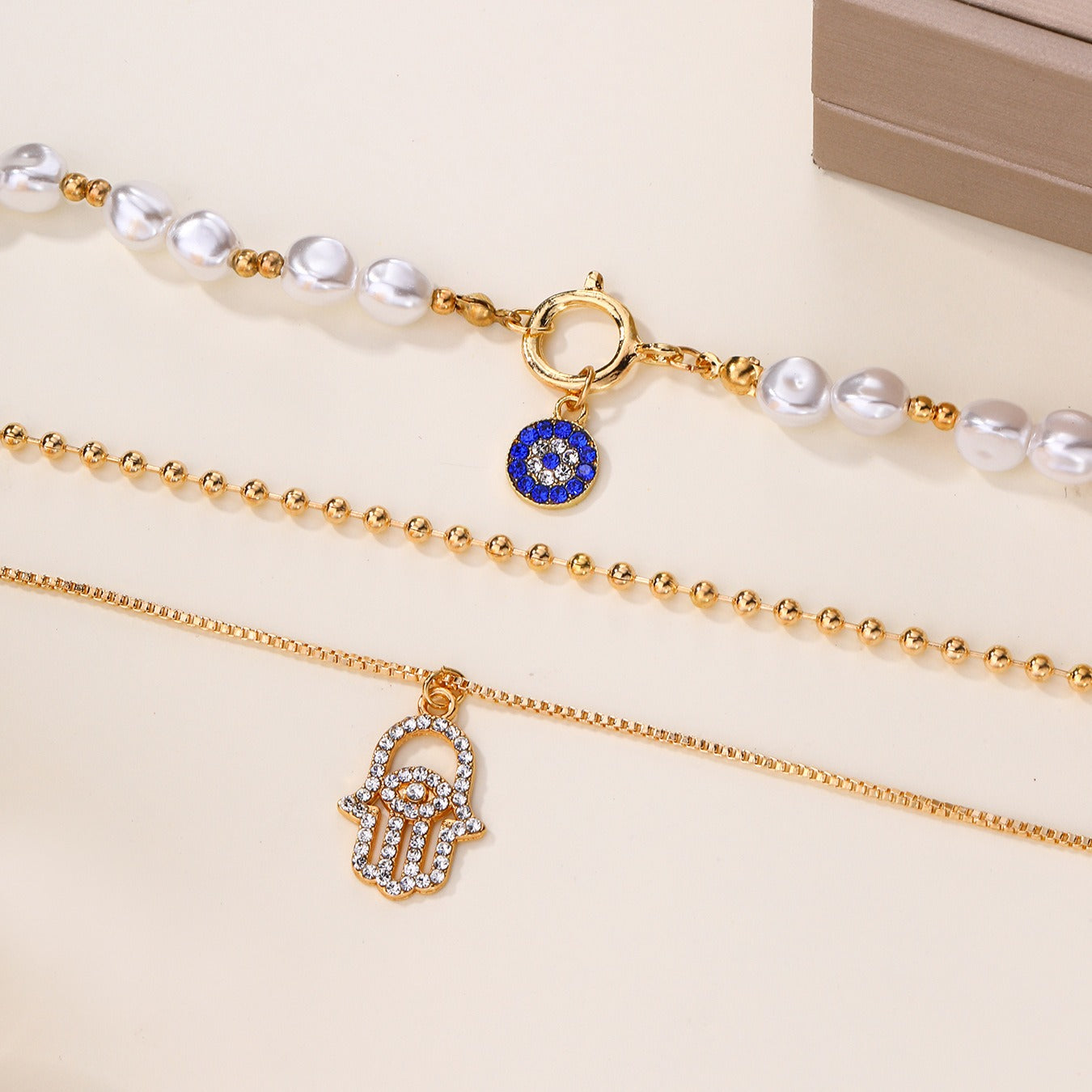 Jade – Mehrstufige Perlenhalskette mit Hamsa