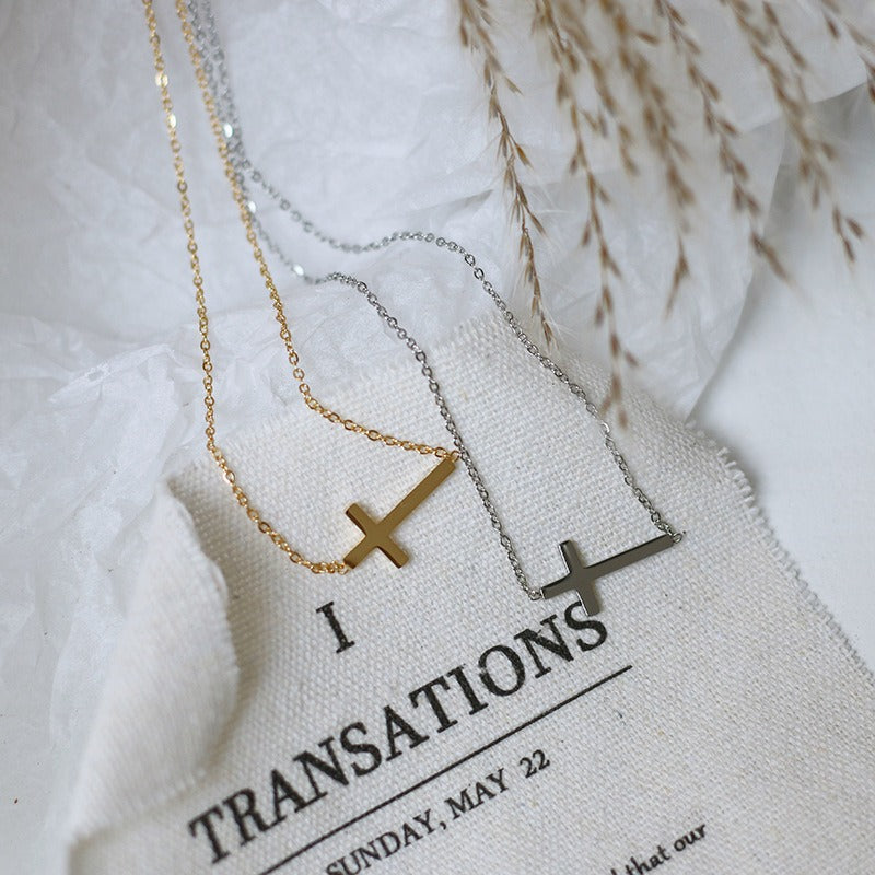 Nelly – Minimalistisches Kreuzhalsband aus Gold