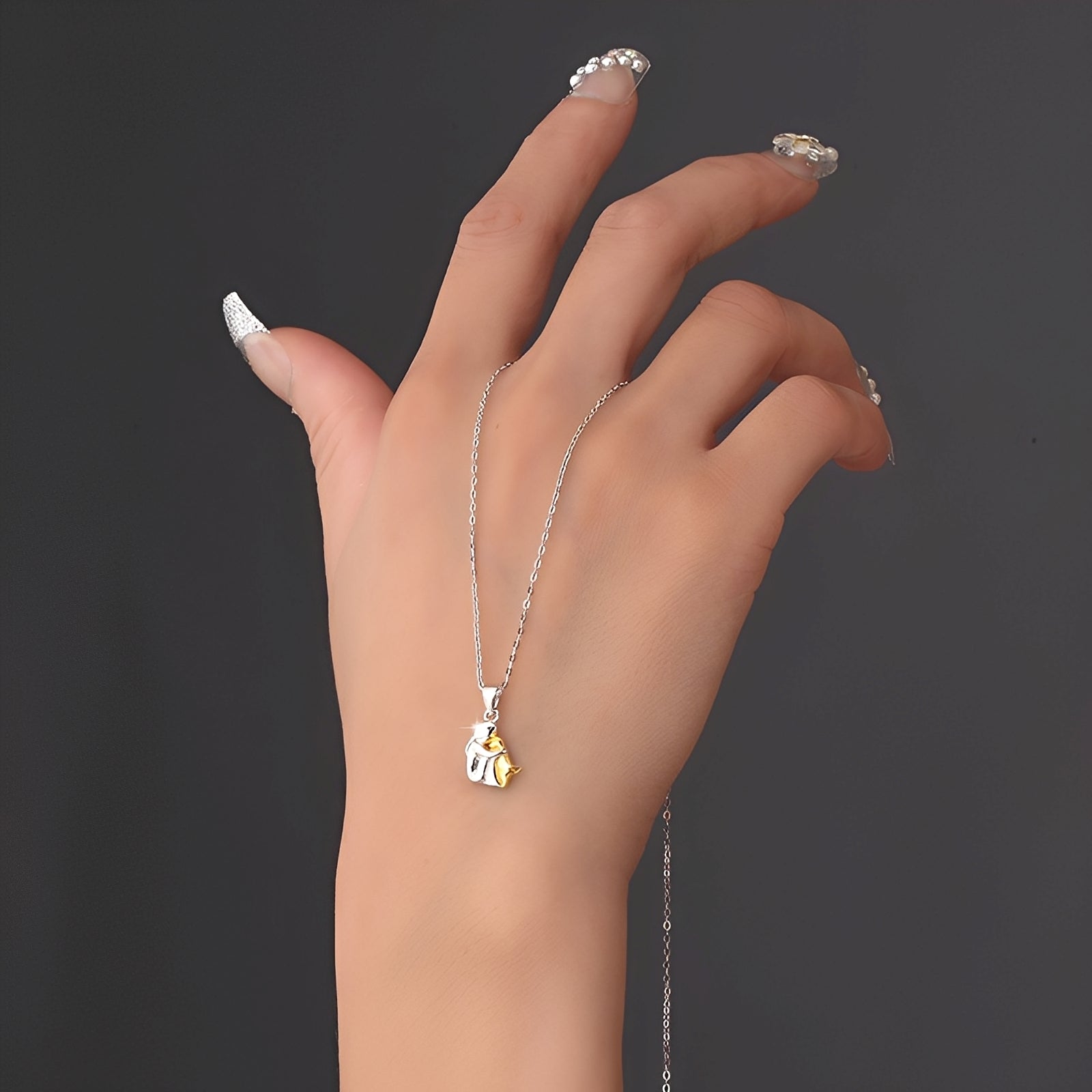 Neko – Halsband mit Anhänger von Hund und Besitzer in Umarmung