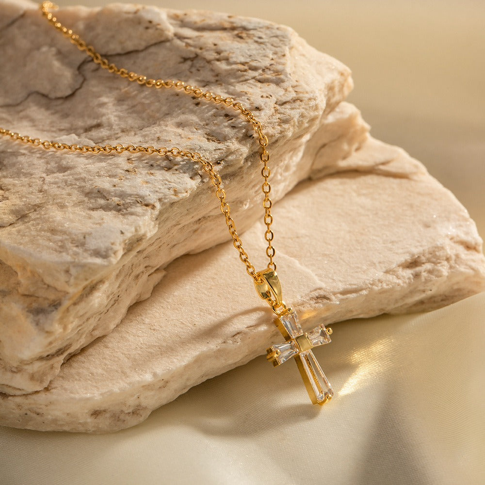 Mae – Goldene Halskette mit Zirkonia-Kreuz