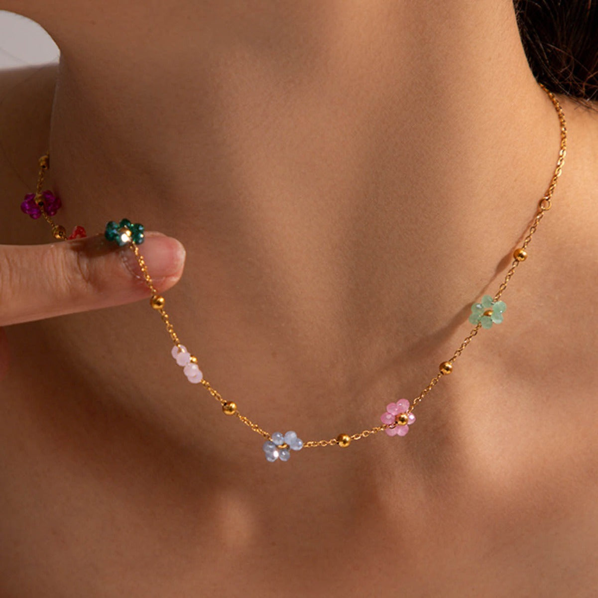 Karylle – Goldene Halskette mit kleinen bunten Blumen