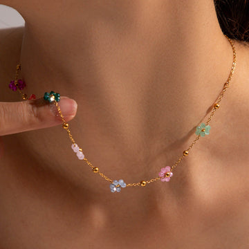 Karylle – Goldene Halskette mit kleinen bunten Blumen