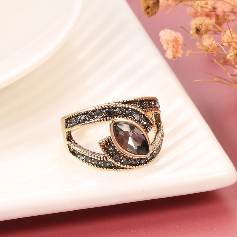 Amena – Eleganter Ring aus schwarzem Kristall