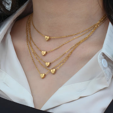 Amora – Halskette mit Herzinitialen in Goldbeschichtung