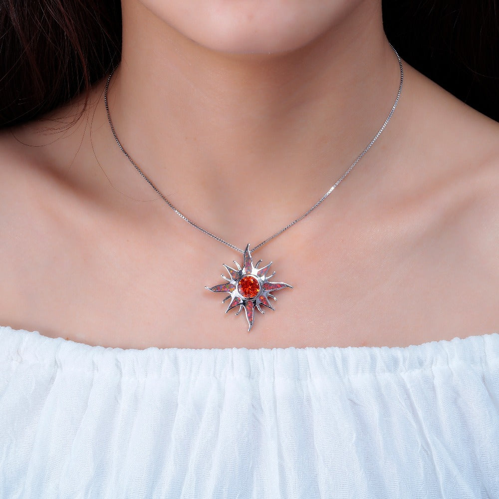 Yani – Halskette mit Sonnenstrahlen-Anhänger aus Feueropal und Granat